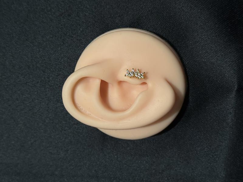 Hatice Ünlü Üç Taşlı Çiçek Gold Piercing
