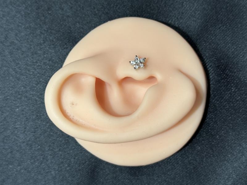 Hatice Ünlü Yuvarlak Taşlı Çiçek Model Silver Piercing