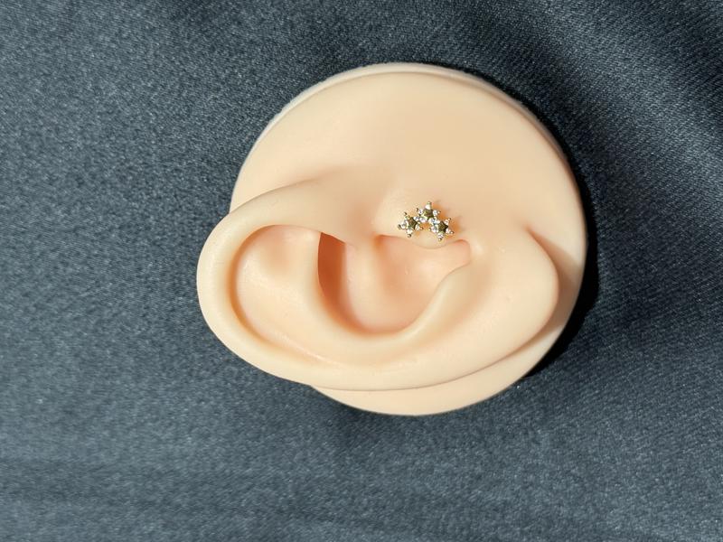 Hatice Ünlü Üçlü Yıldız Taşlı Uzanan Gold Piercing