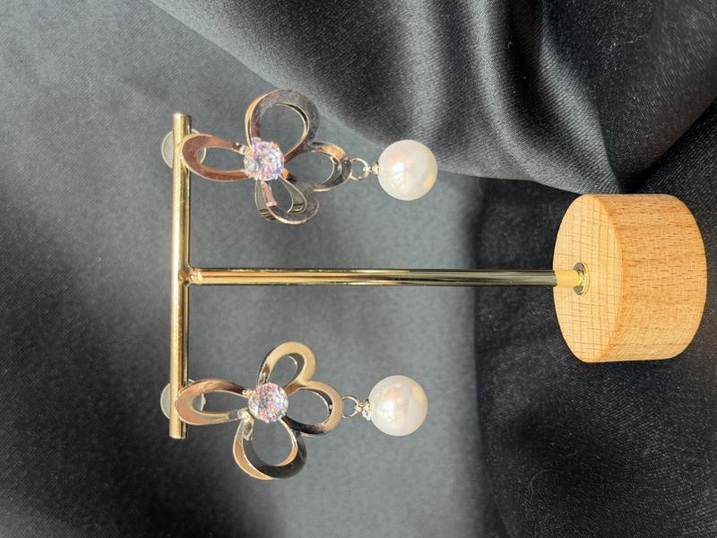 Hatice Ünlü Çiçek Desen Taşlı Silver Küpe