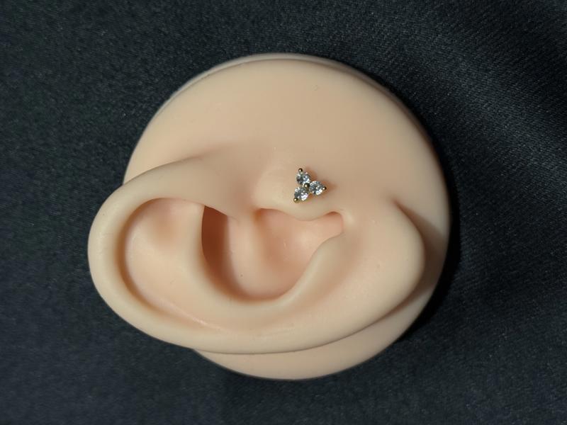 Hatice Ünlü Üç Taş Gold Piercing