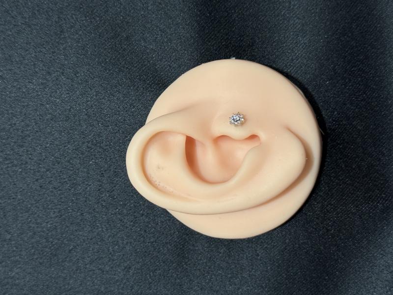 Hatice Ünlü Ortası Tek Taş Çiçek Model Silver Piercing
