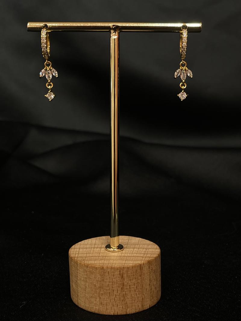 Hatice Ünlü Üç Taş Çiçek Piercing  Kombin Gold Küpe
