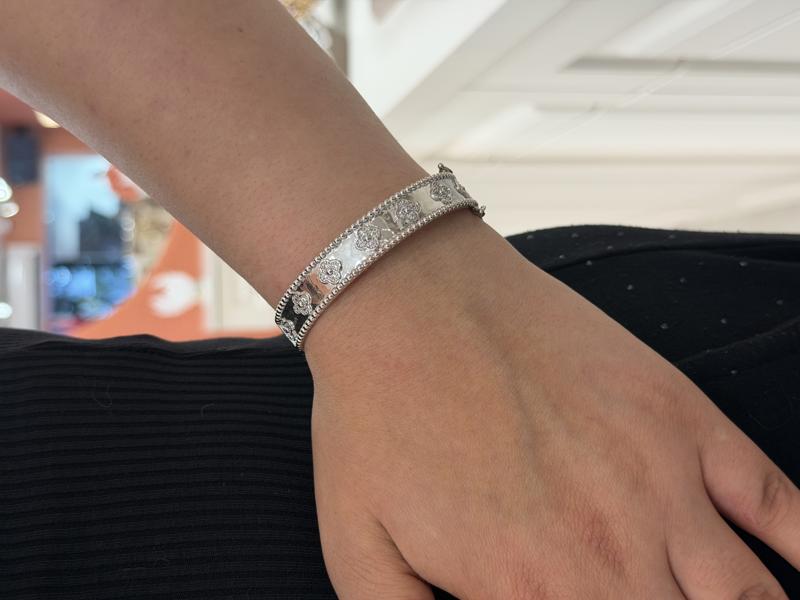 Hatice Ünlü Çelik Yonca Model Silver Kelepçe