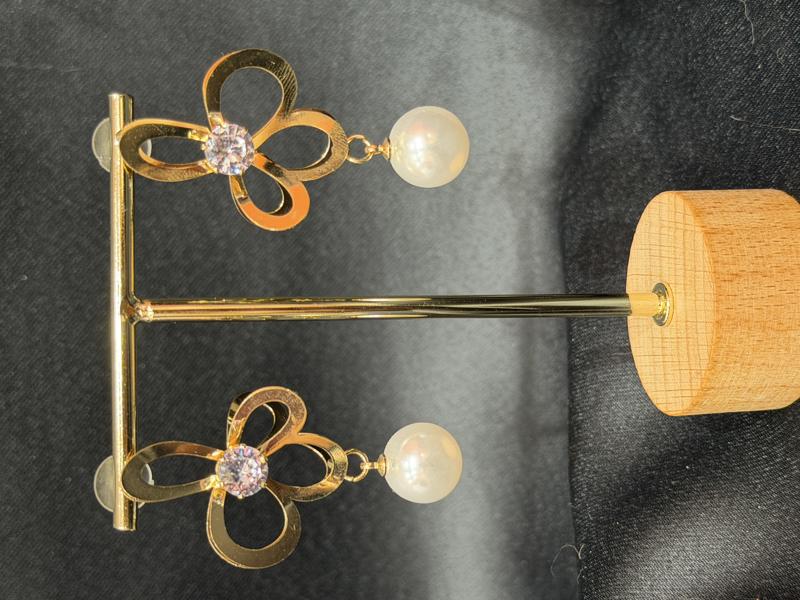 Hatice Ünlü Çiçek Desen Taşlı Gold Küpe