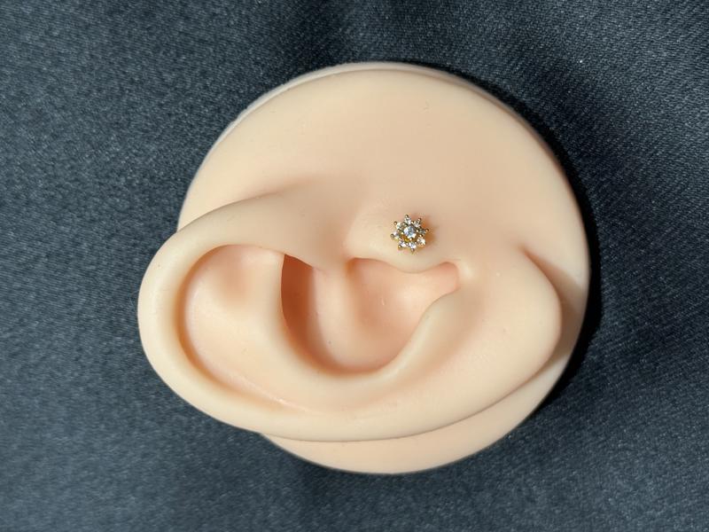 Hatice Ünlü Çiçek Detaylı Gold Piercing