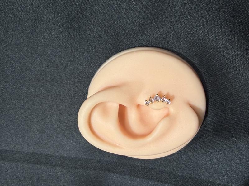 Hatice Ünlü Pembe Taşlı Uzanan Gold Piercing
