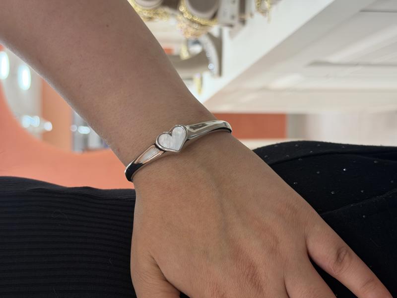 Hatice Ünlü Çelik Ortası Beyaz Kalp Model Silver Kelepçe