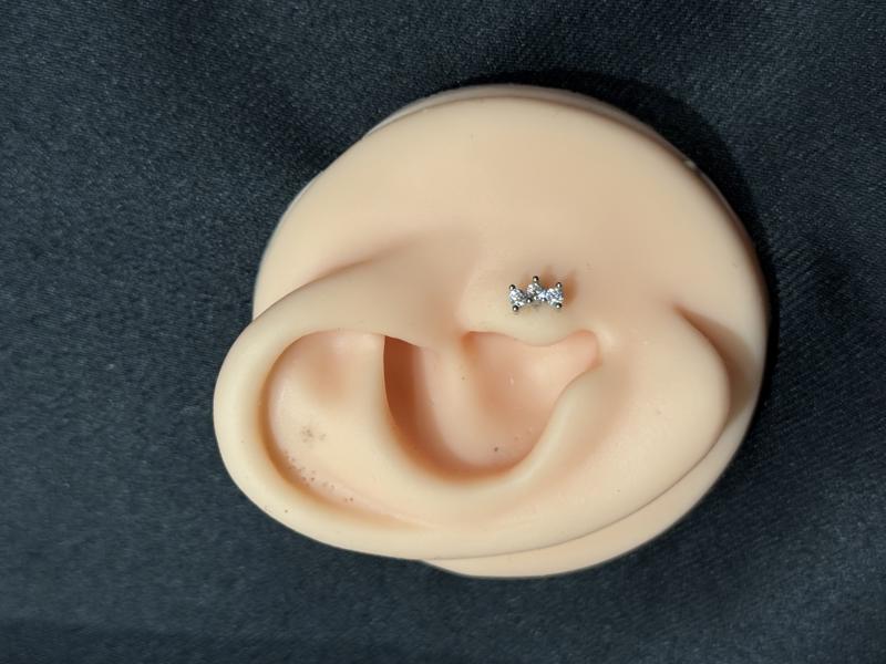 Hatice Ünlü Üç Taş Yatay Piercing