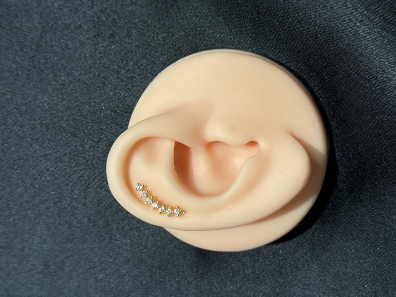 Hatice Ünlü Uzanan Taşlı Gold Piercing 